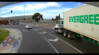 Aussiecams - Driver ignores red to almost collide with oncoming traffic Port Melbourne