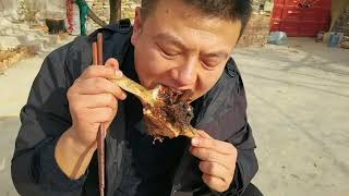 胖儿子带爹娘去城里买鲜牛肉，扛扇牛大梁回家，抱着啃实在过瘾！