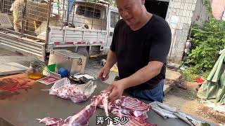 农村宰羊大哥天天卖羊肉却不舍得吃羊肉，小伙一回买一斤多真大气