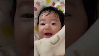 【4ヶ月】毎朝パパとママより早起きな赤ちゃん。寝起きはいっつもご機嫌#shorts #baby