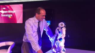 Futurist Speaker: Robot talking to a Futurist. Artificial Intelligence - Keynote Speaker