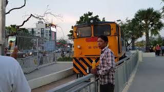 มาดูรถไฟสนามบินพนมเปญแล่นข้ามถนน