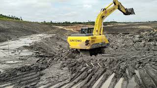 Amazing SUMITOMO SH210 Excavator,the process of smoothing slops in muddy areas part 1