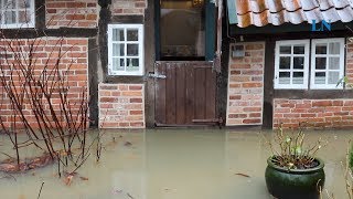 Überschwemmungen im Lauenburgischen - Feuerwehr befüllt Sandsäcke