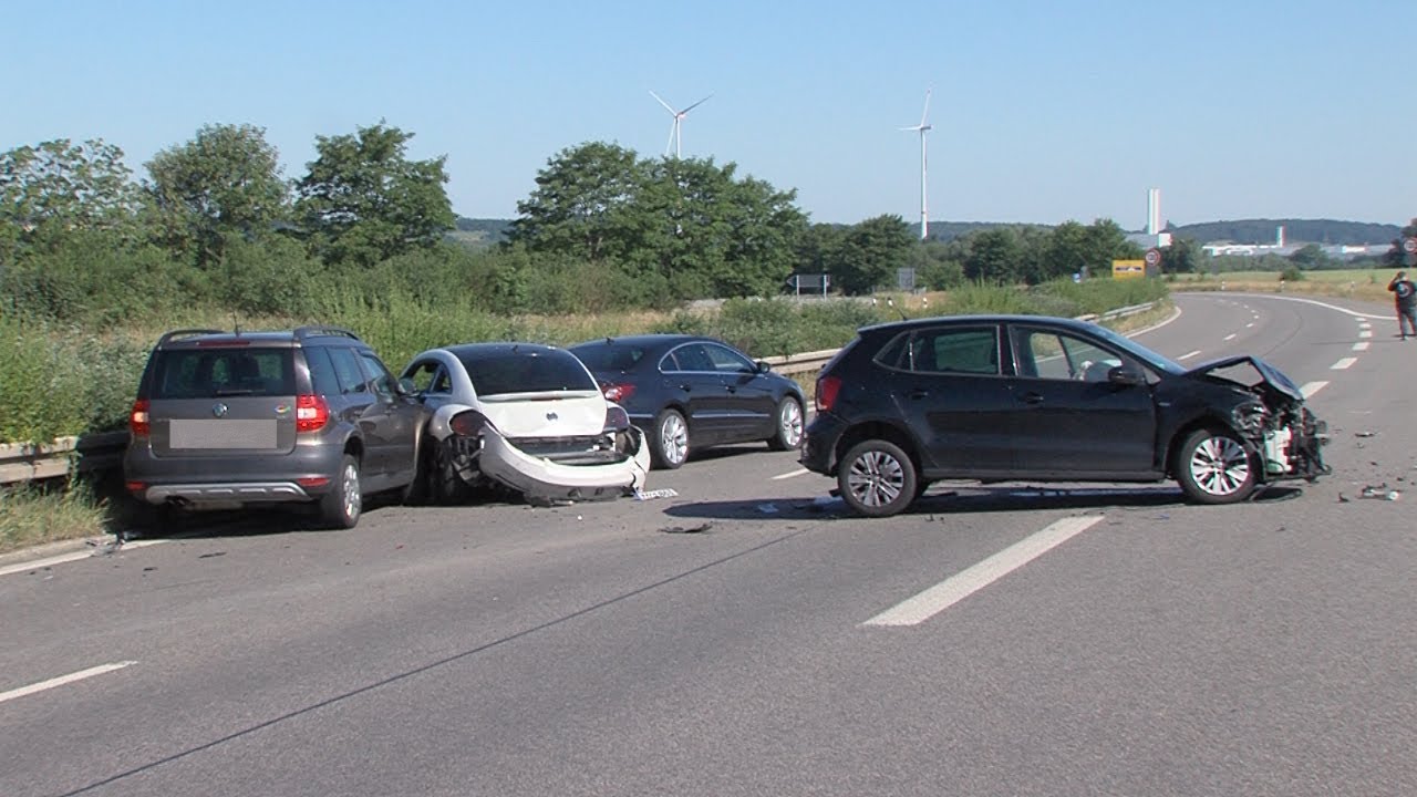 Massencrash Durch Falschfahrer Auf B93 - YouTube