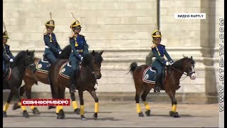 Юные кремлёвские наездницы впервые участвуют в разводе караулов Президентского полка