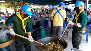 มูลนิธิอาสาเพื่อนพึ่งภาฯยามยาก จัดตั้งโรงครัวพระราชทานมอบอาหารแก่ผู้ประสบภัยน้ำท่วมจังหวัดนครราชสีมา