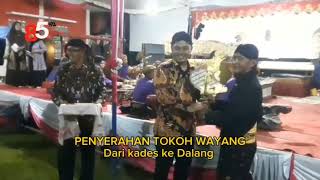 Penyerahan tokoh wayang kulit SEMAR MBANGUN DESO