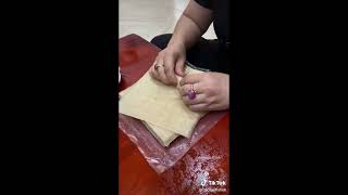Cách cuốn chả giò với lá ram Hà Tĩnh hình VUÔNG