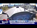 你喝酒 路邊理論「聞酒氣」 竟「拋妻追車」｜tvbs新聞