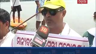 Mahanadi Banchao Andolan observe silent 'Jal Satyagraha' in Cuttack | News18 Odia