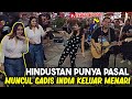 Tak tahan dengar lagu Hindustan, dua gadis India tiba² keluar menari. Sampai tergelak Bob!