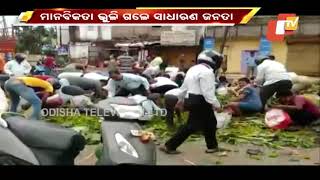 Bhubaneswar - Locals Scramble To Loot Veggies From Overturned Truck