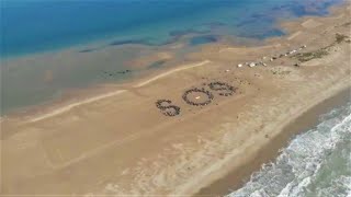 Centenars de persones formen un SOS gegant contra la regressió del Delta de l'Ebre