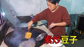 Pick the beans and fry them in a large wok. They are delicious