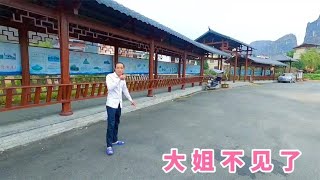 和50岁大姐结伴旅行，一大早大姐不见了，小伙饭都不想吃了【小哥在旅途】