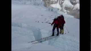 Mt.Everest Climbing　Crossing crevasse using ladder　エベレスト登山 　クレバス横断