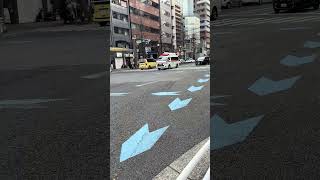 救急車が響く街中で広がる思いやりの輪：道路を譲る優しさの瞬間