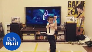 Amazing 8-year old mimics Bruce Lee's every move with nunchuks - Daily Mail