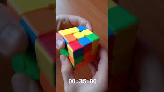 Saya sedang memecahkan Rubik's Cube