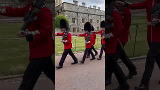 The King’s Guard 👑 💂‍♀️ @ Windsor Castle 🏰 England 🏴󠁧󠁢󠁥󠁮󠁧󠁿