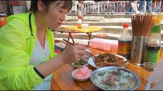 贵州省旅游城市凯里，街边美食小炒肥肠15鹅肉粉6块钱，贵吗？