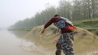 小军的农村生活：小军和农村撒网大师比赛抓鱼，看看谁逮的鱼多，最后结局真刺激