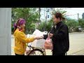 kind linda sells goods on the street while selling she also gives support to ceo quang