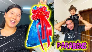 ANIVERSÁRIO DO BOMBA - PRESENTE SURPRESA DA MARU 😂 | Maru e Bomba