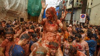 Thousands flock to Spain for huge tomato fight