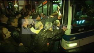 NY:COMMUTERS PUSH TO GET ON BUS (GOOD VIDEO)