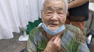 98歲的老人還會唱過去的日本歌曲 他非常會講日語 文化是不分國界不分種族不分仇恨的