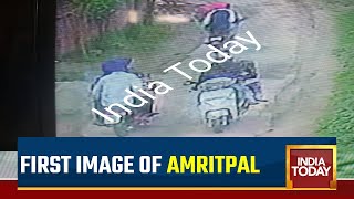 First Exclusive Image Of Amritpal Singh Fleeing On A Bike | Amritpal Singh CCTV | Amritpal News