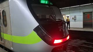 4183次蘇澳發車經由宜蘭線開往北湖的EMU813+EMU814微笑號區間車，和1218次苗栗發車經由山線開往基隆的銀綠色微笑號EMU900型十輛一編組EMU943區間車