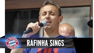 Rafinha sings, Dante laughs