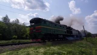 Ох и надымил! Тепловоз 2ТЕ10М-2827 с грузовым поездом. Diesel with a freight train.