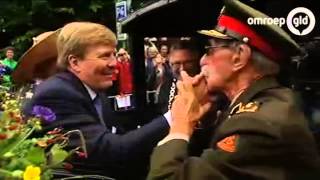 Generaal schudt hand van koning - Koningsbezoek Wageningen