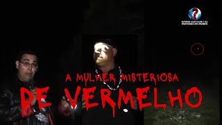 A misteriosa mulher de vermelho na encruzilhada