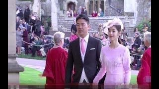 刘强东章泽天参加英国王室婚礼照片曝光，奶茶妹颜值媲美明星