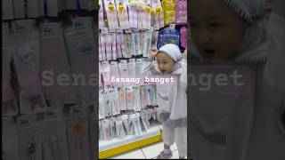 Raisya senang banget liat pulpen ajaib #trending #shortvideo #lucu #pulpen #perlengkapansekolah