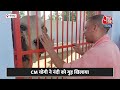 gorakhpur पहुंचे cm yogi ने नंदी को खिलाया गुड़ nandi से बात करते भी नजर आए cm yogi aaj tak