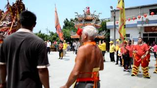 台中天后宮謁祖進香山上天后宮-宮廟前迎接.MOV