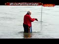 త్రివేణి సంగమంలో మోదీ పుణ్యస్నానం pm narendra modi takes holy dip at triveni sangam prayagraj