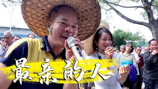 Brother Guang and his little cousin sang a cheerful song 