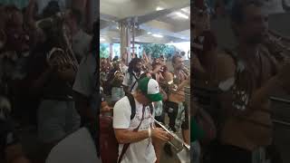 Emocionante! Fanfarra Festiva Tricolor e torcida cantando o hino do Fluminense na saída do Maracanã