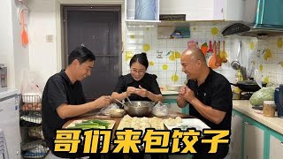 大成子是真心疼媳妇 约上哥们来店包饺子 俩男人下厨样样精通！