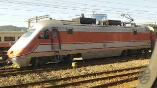 2233次瑞芳發車經由山線開往嘉義的EMU711+EMU712阿福號區間車，118次潮州發車經由山線開往七堵的PP自強號，521次七堵發車經由海線開往新左營的E408單電頭+摺疊門舊式莒光號