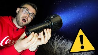 Je TESTE la LAMPE TORCHE la plus PUISSANTE DU MONDE ! (Ultra Dangereux)