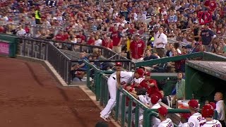 CHC@WSH: Zimmerman makes a smooth catch at the dugout