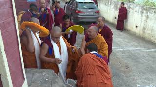 རྒྱལ་བ་སྨན་རི་བ་མཆོག་རང་དགོན་དུ་ཞབས་སོར་འཁོད་པ།